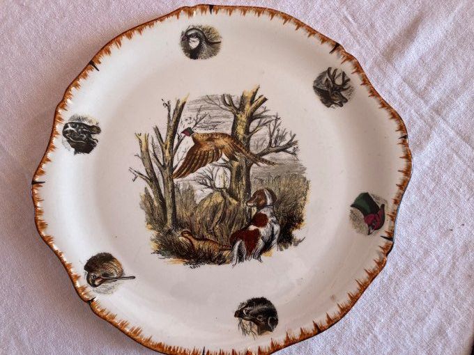 Plat rond à décor de gibiers. Faisan au centre en porcelaine Limcolor 
