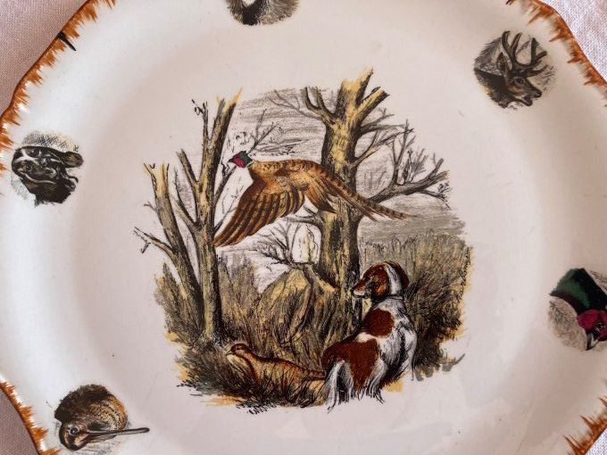 Plat rond à décor de gibiers. Faisan au centre en porcelaine Limcolor 