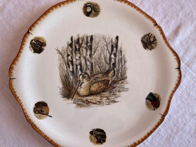 Plat rond à décor de gibiers, becasse au centre  Limcolor