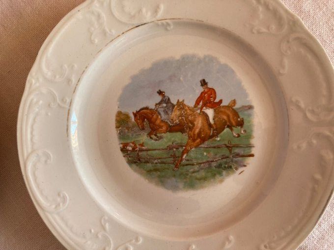 9 assiettes à dessert en porcelaine St Amand : chasse à courre