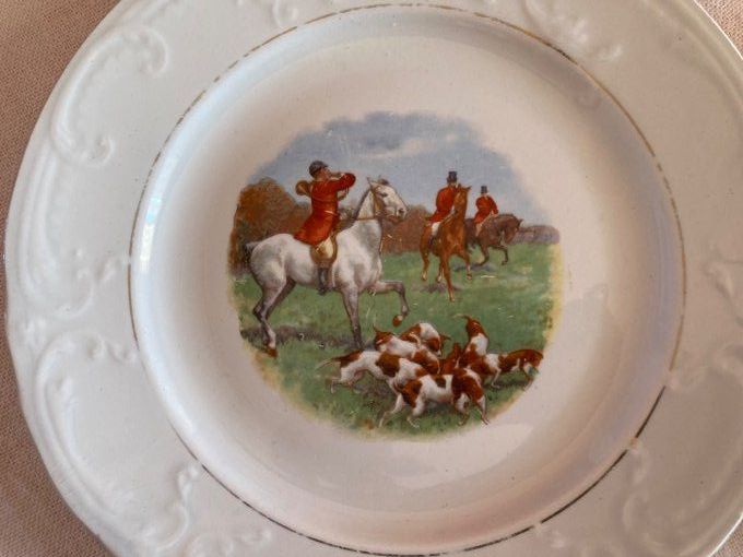 9 assiettes à dessert en porcelaine St Amand : chasse à courre