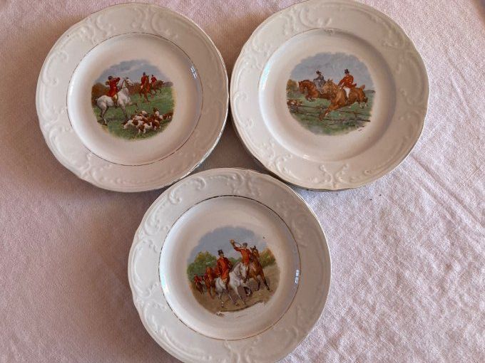 9 assiettes à dessert en porcelaine St Amand : chasse à courre