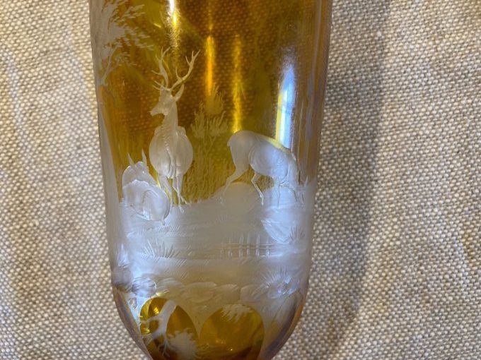 Vase en cristal de bohème taillé scène de chasse de couleur jaune