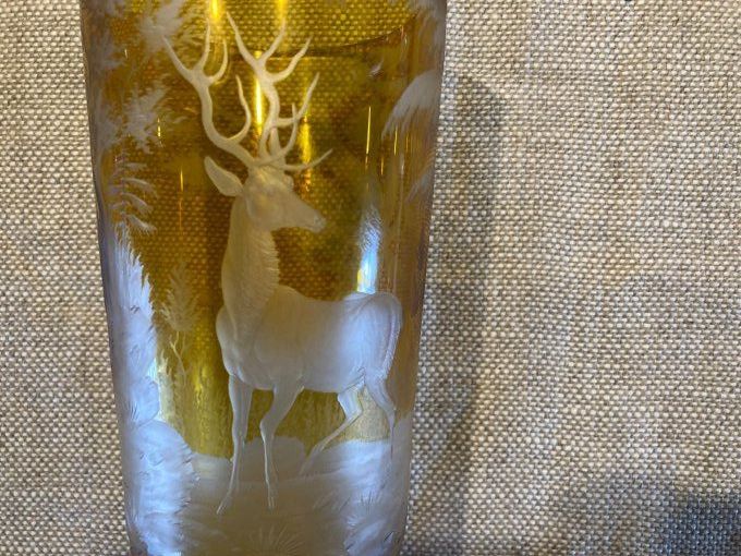 Vase en cristal de bohème taillé scène de chasse de couleur jaune