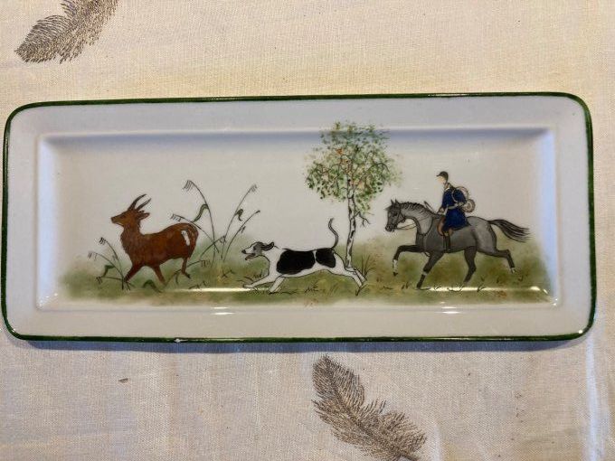 Plat à cake à décor d une scène de chasse