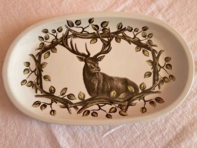 Plat oval à décor de cerf