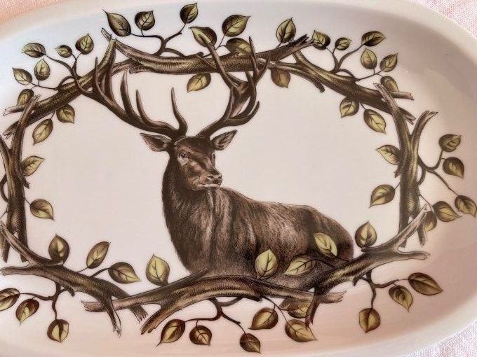 Plat oval à décor de cerf